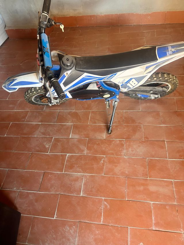 Moto eléctrica infantil