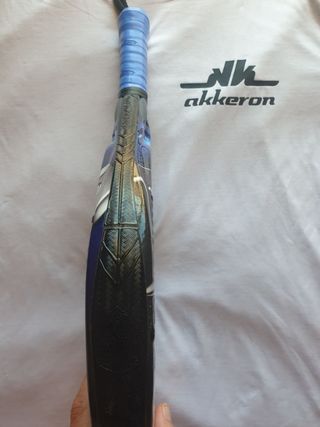PALA DE PADEL AKKERON POSEIDON CARBON A22.
