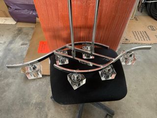 Lámpara moderna de metal y cristal