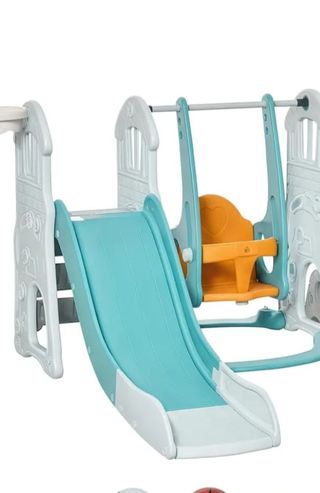 Parque infantil con columpio y tobogán