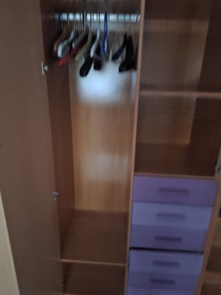 Armario esquinero madera beige-morado