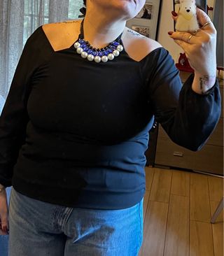 Blusa nera elegante collo a gioiello