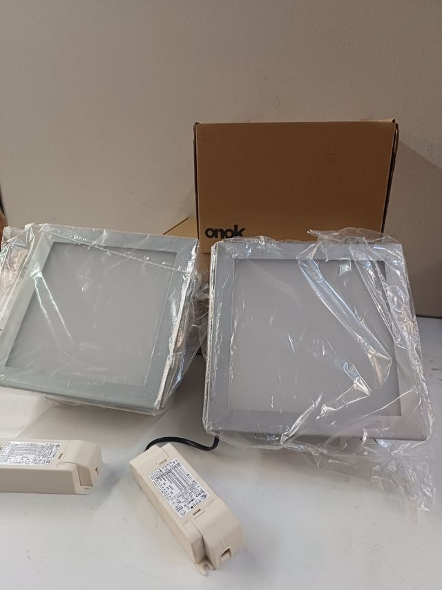2 downlight LED cuadrados empotrables