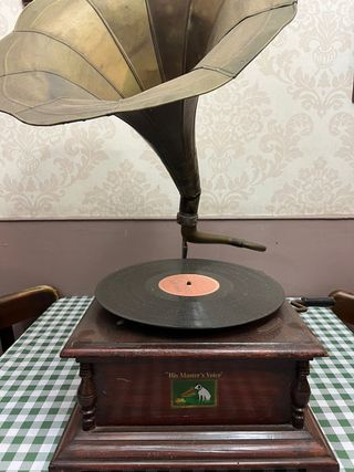 Tocadiscos antiguo His Master's Voice