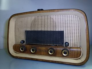 Radio antigua Iberia de madera