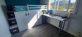 Cama alta con escritorio. Habitación juvenil