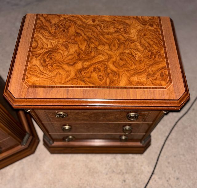 Mesa de noche 3 cajones - madera