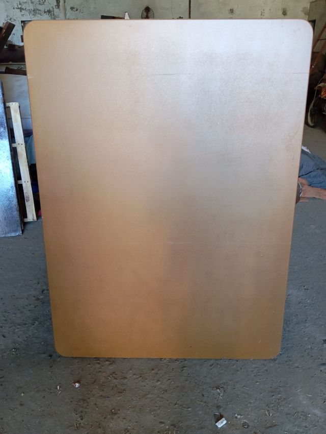 Mesa de madera y patas de hierro