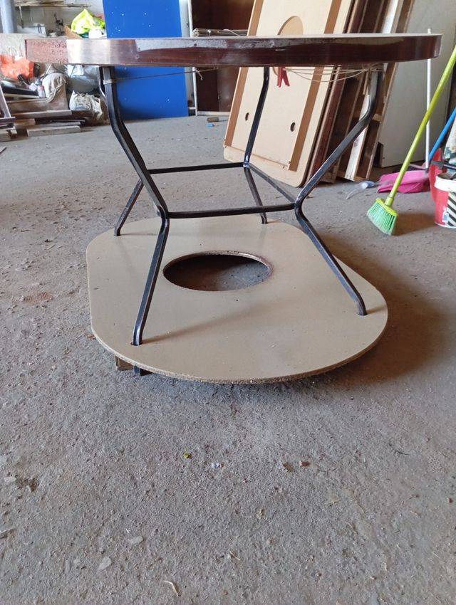 Mesa de madera y patas de hierro