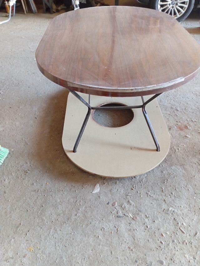 Mesa de madera y patas de hierro