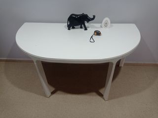 Mesa semicircular blanca