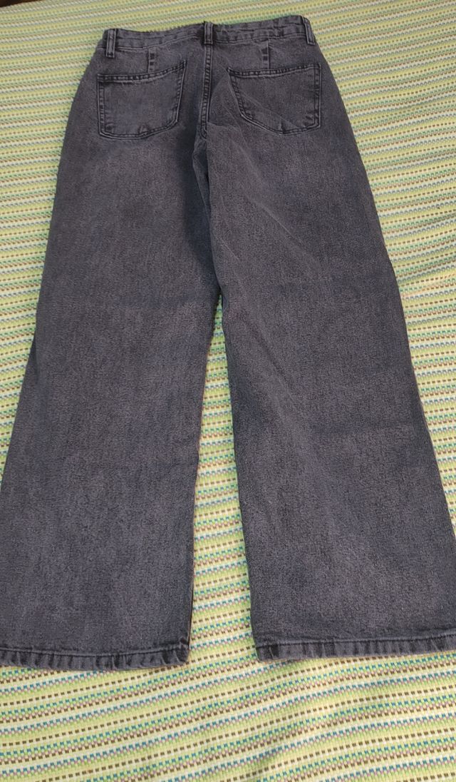 Vaquero gris oscuro de pierna ancha