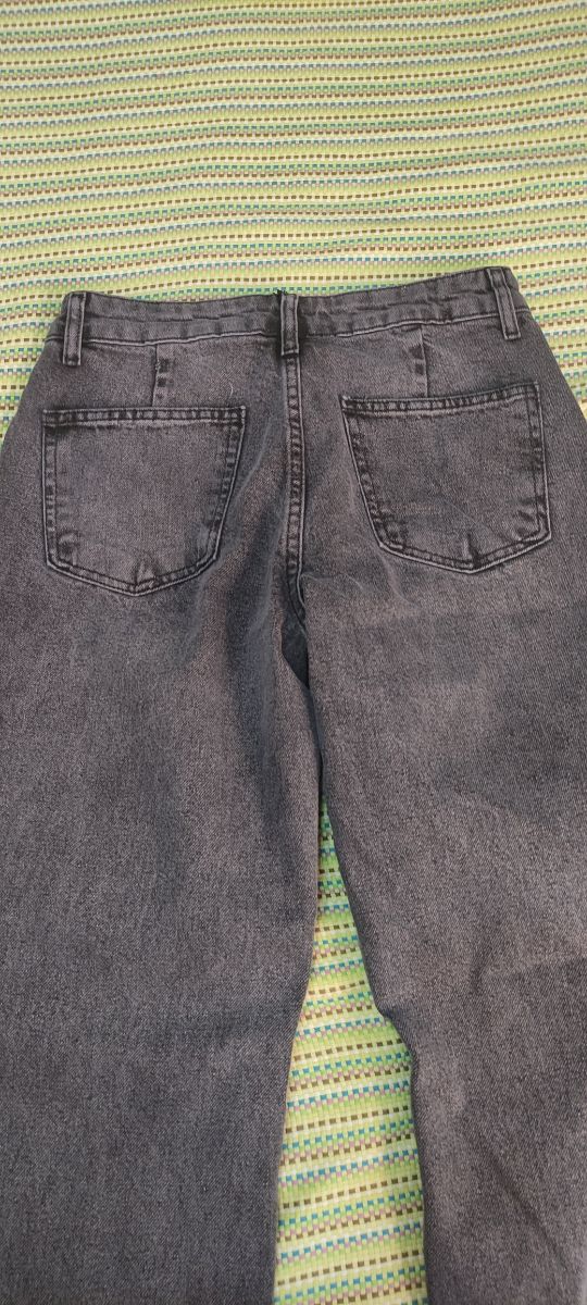 Vaquero gris oscuro de pierna ancha