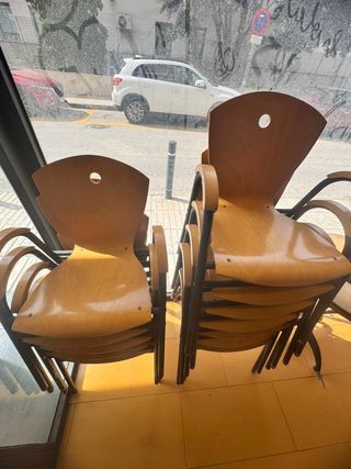 4 mesas y 12 Sillas de metal y madera