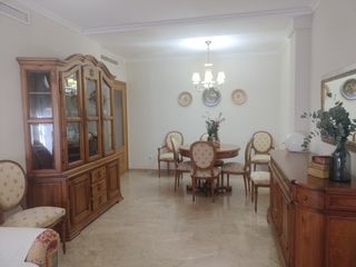 Conjunto mesa ,8 sillas , vitrina y aparador 