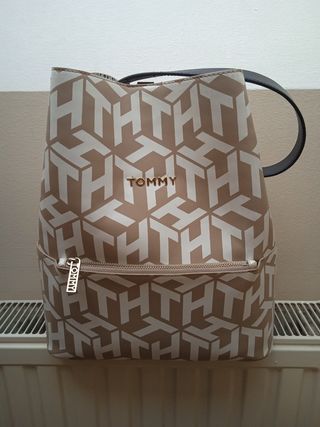 Mochila Tommy Hilfiger Beige y blanco.