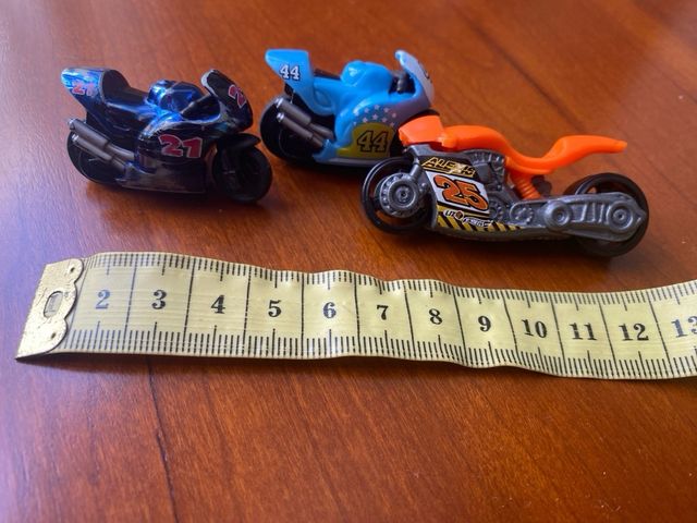 3 motos y 3 coches mini de metal