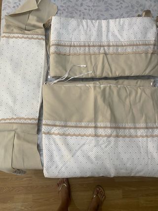 conjunto de cuna beig y blanco