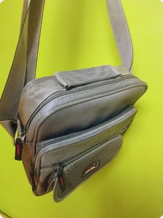 Bolso bandolera gris hombre