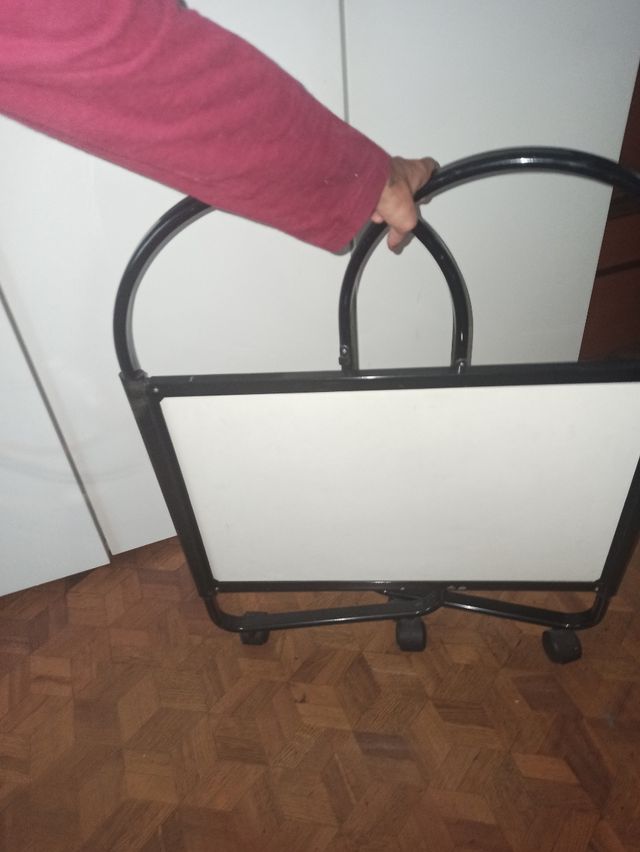 Carrello servizio 2 ripiani
Richiudibile di design