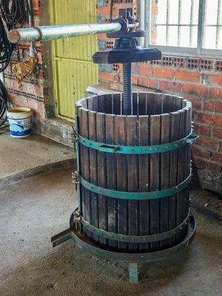 Prensa de madera antigua para vendimiar