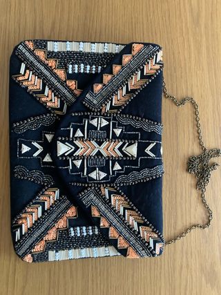 Bolso negro con abalorios