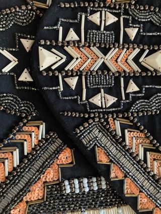 Bolso negro con abalorios