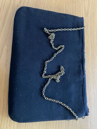 Bolso negro con abalorios