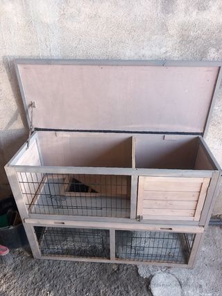 Conejera marrón y gris
