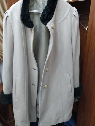 Abrigo beige con cuello negro