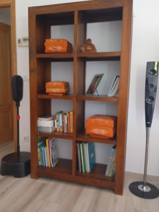 Librería de madera marrón