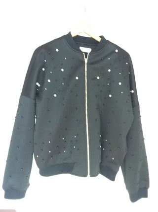 Cazadora bomber negra con perlas