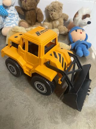 Lote de 11 peluches + tractor de regalo