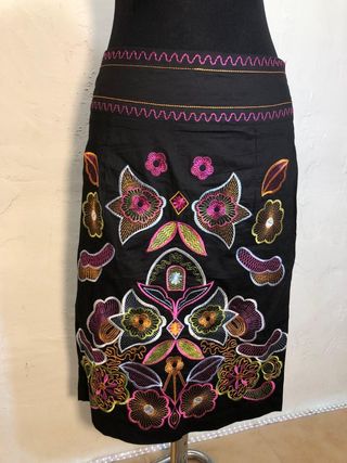 Falda midi bordada 