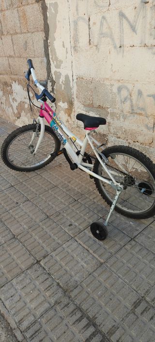 Bicicleta niña en buen estado.
