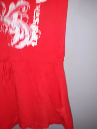 Camiseta roja estampada