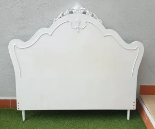 Cabecero antiguo blanco restaurado