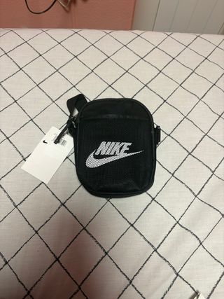 Riñonera Nike negra sin estrenar.