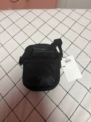 Riñonera Nike negra sin estrenar.