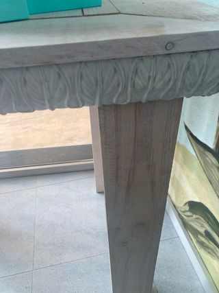 Mesa de madera con moldura decorativa