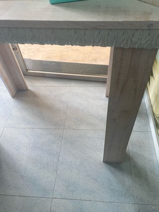 Mesa de madera con moldura decorativa