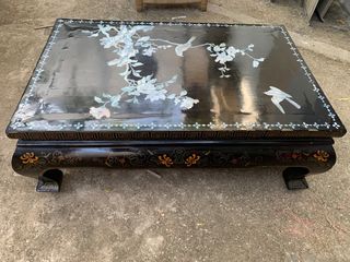 Mesa china lacada negra con incrustaciones