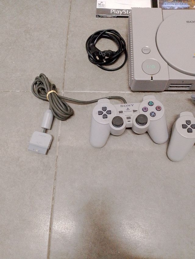 Consola PlayStation 1 Gris + 3 Juegos + 3 Mandos