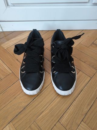 Zapatillas negras con cordones anchos