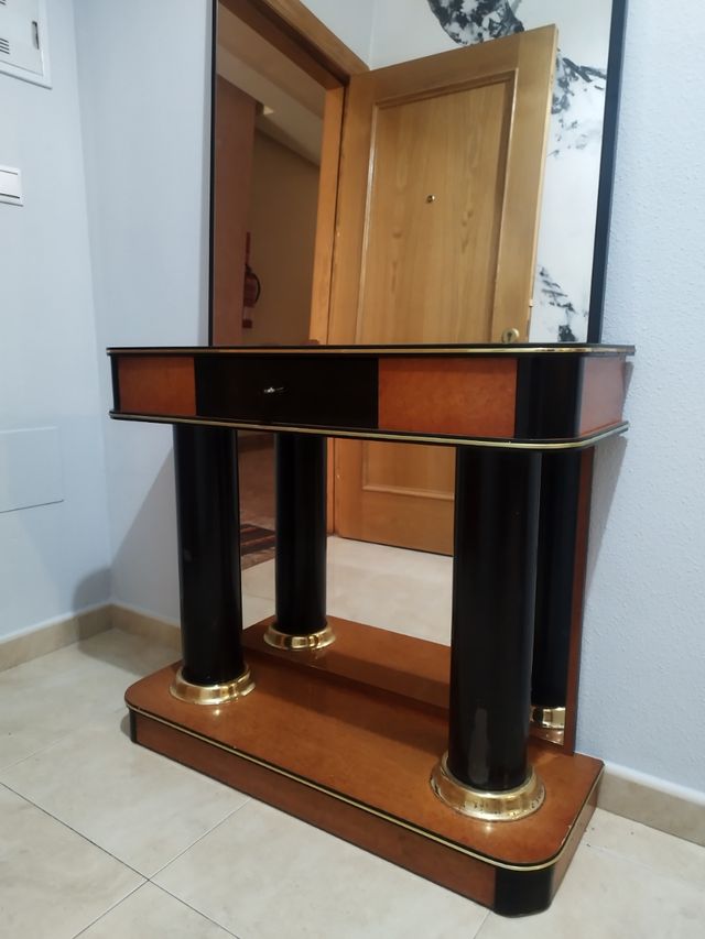 Mueble recibidor antiguo con espejo grande