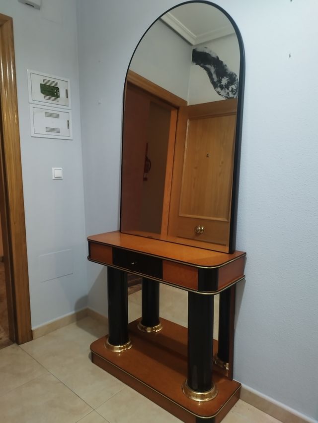 Mueble recibidor antiguo con espejo grande