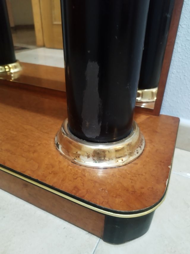 Mueble recibidor antiguo con espejo grande