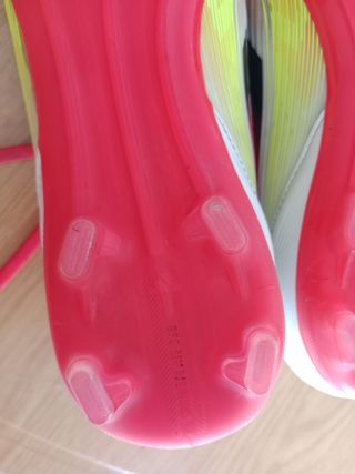 Botas de fútbol Adidas rosas y blancas