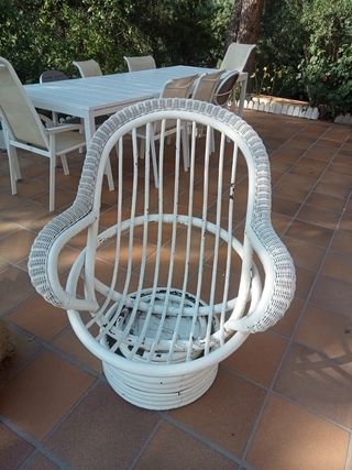 Sedie girevoli in vimini bianche