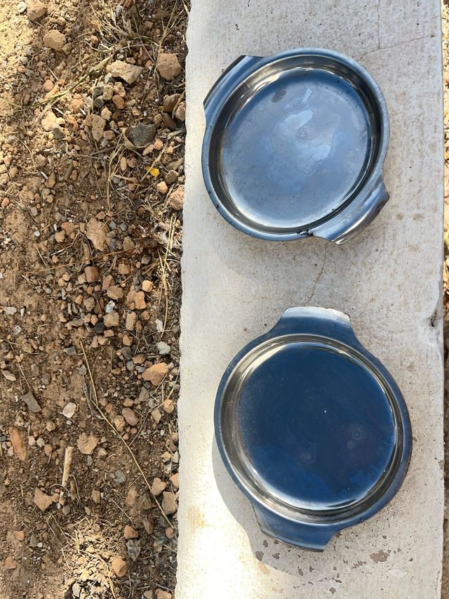 Platos de metal azules y plateados